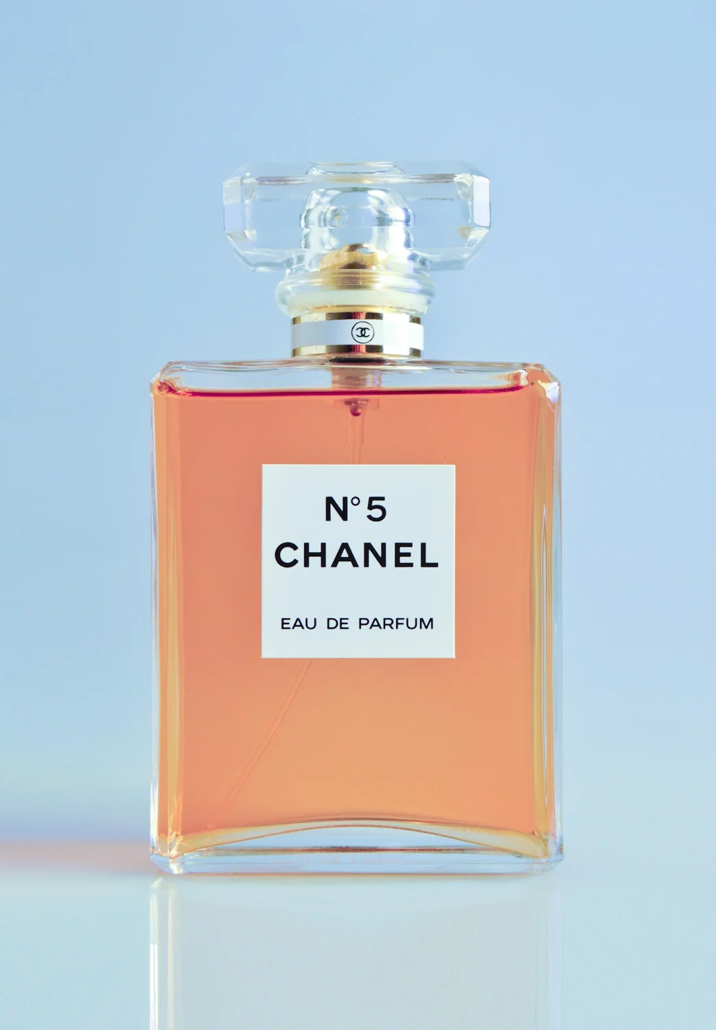 صورة عطر في ضوء طبيعي